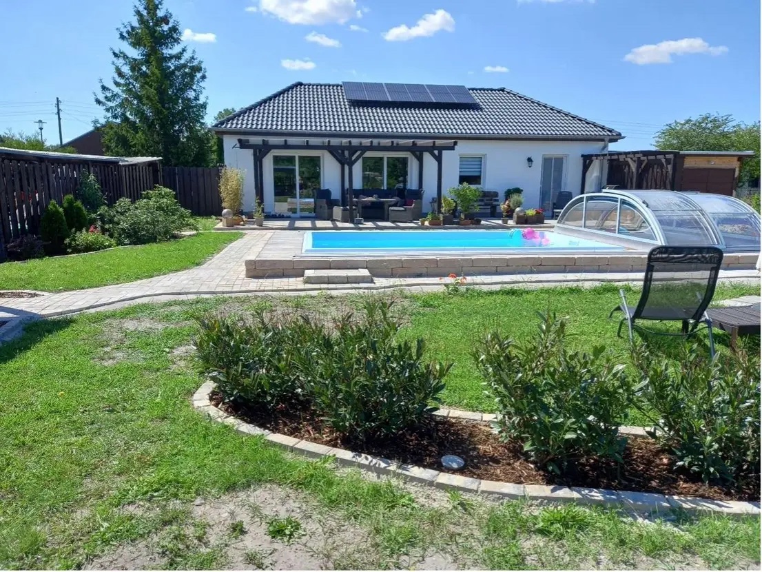 Niedrigenergiehaus mit Doppelgarage und Pool, Lindendorf