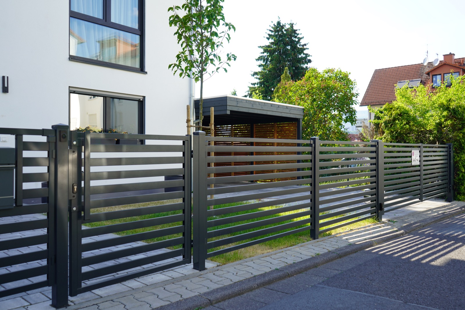 Sichtschutzzaun mit Alu-Stelen, Luxus-Ausfuehrung