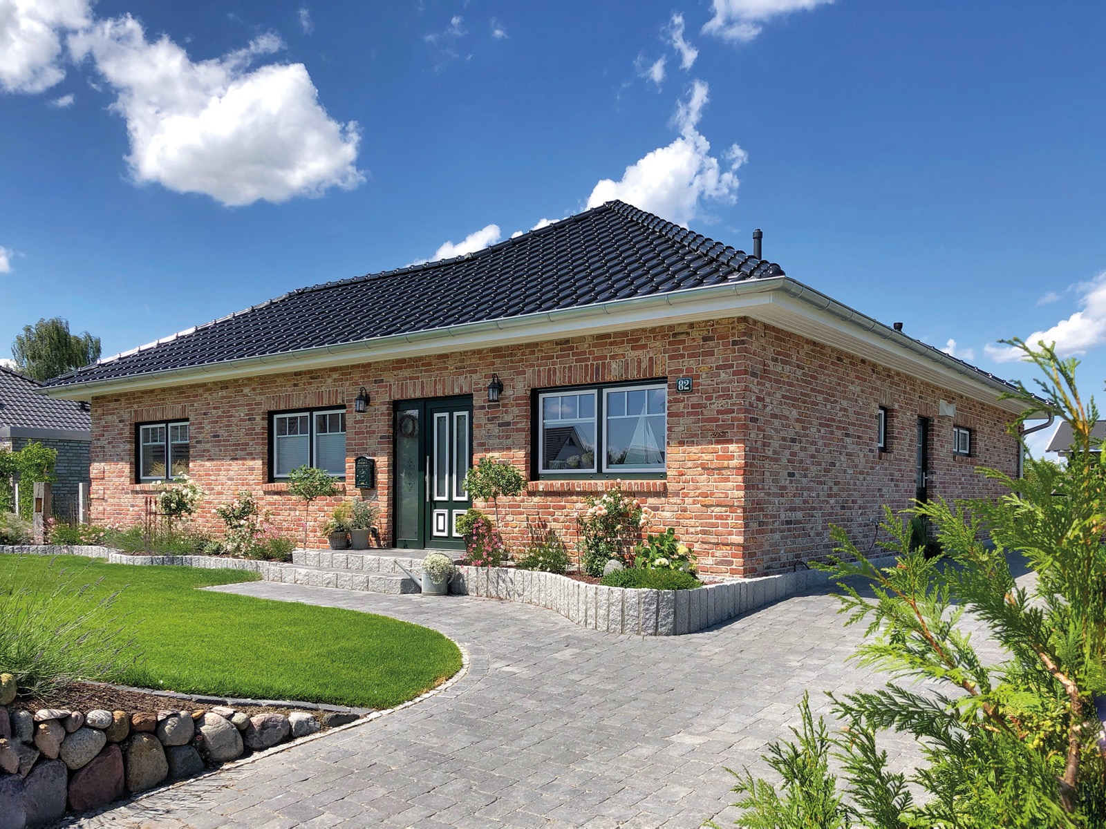 Team Massivhaus Referenzhaus, Winkelbungalow, roter Klinker