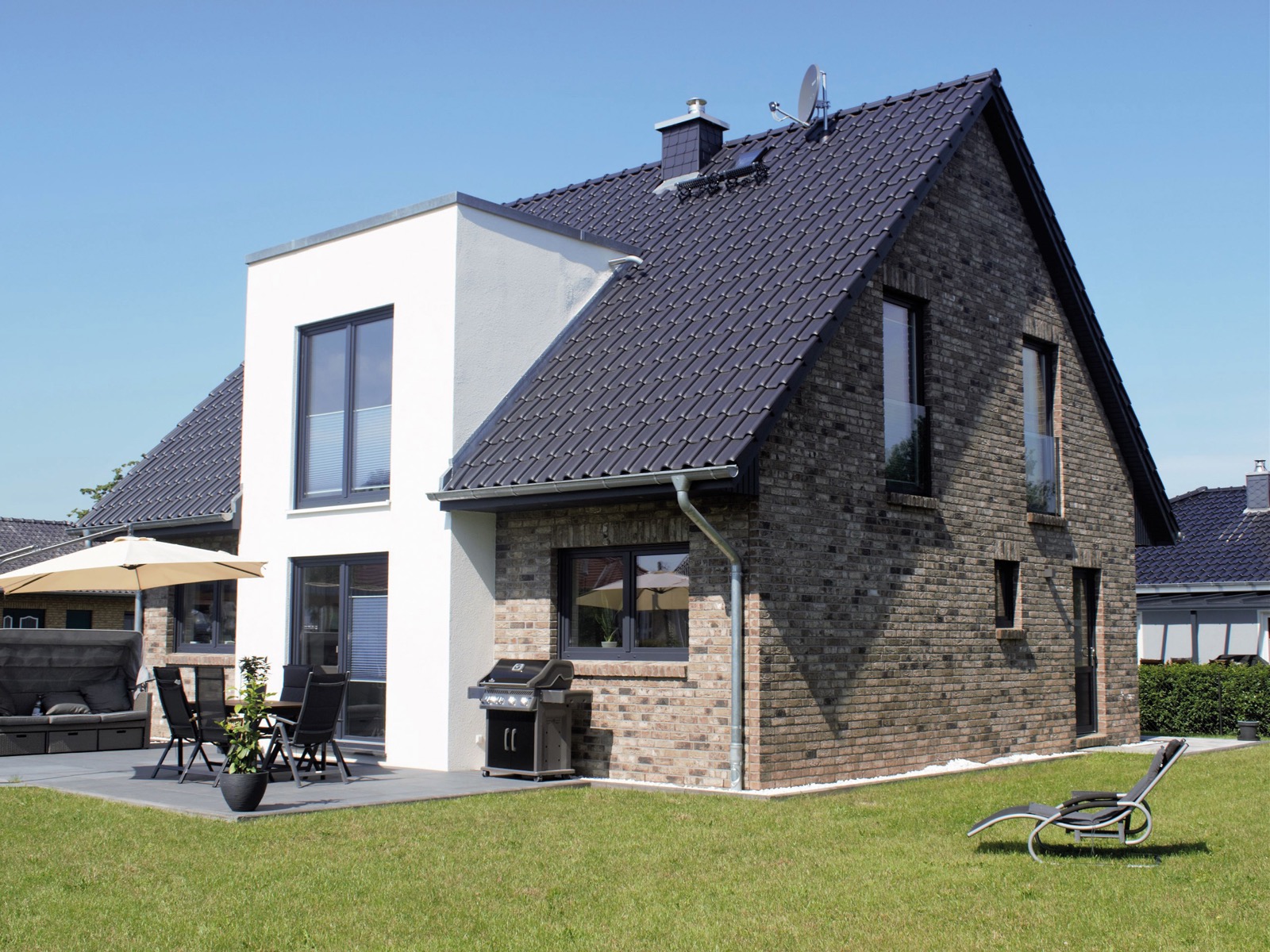 Team Massivhaus Referenzhaus mit Terrasse und Sonnenschirm